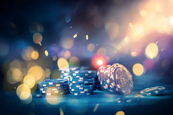 নিয়ন আলোয় আলোকিত পরিবেশে ক্যাসিনো চিপ হাতে এক অভিজাত নারী—যা CD33–এর প্রিমিয়াম অনলাইন ক্যাসিনো পরিবেশকে তুলে ধরে।