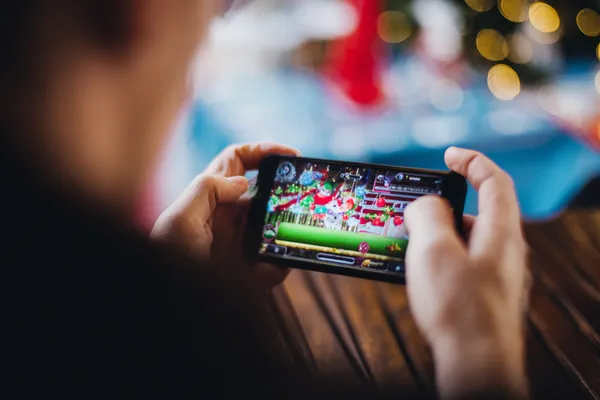 CD33 Live Casino — Join thrilling real-dealer tables A professional dealer in a tuxedo greeting players at the roulette table, symbolizing the authentic live casino feel at CD33.