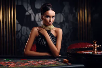 উজ্জ্বল স্লট মেশিনের পাশে এক স্টাইলিশ নারী, যেখানে জ্বলে উঠছে ‘সেভেন’—যা CD33–এর শীর্ষ স্লটগুলোর বৈচিত্র্যকে উপস্থাপন করে।